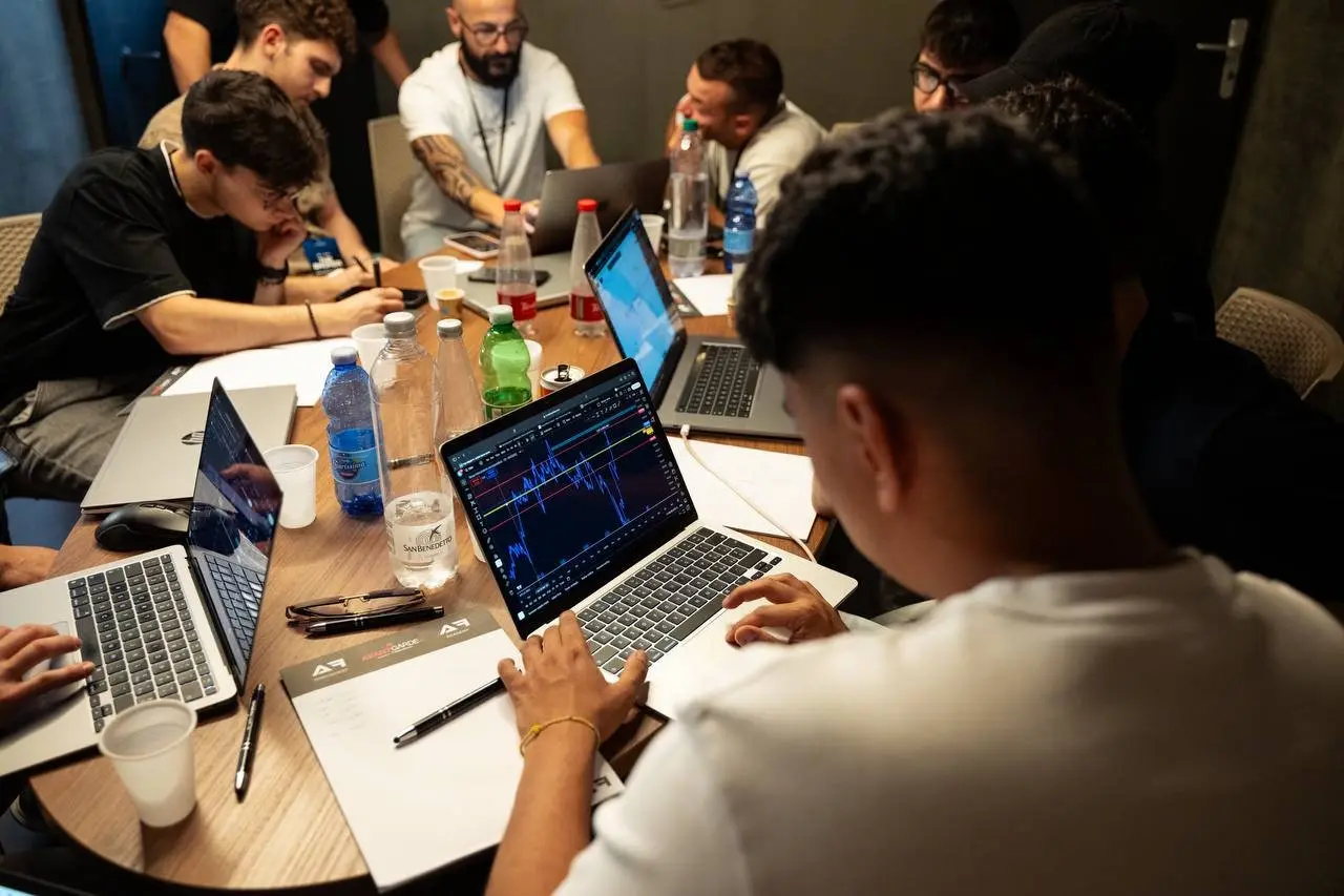 Un membro analizza i grafici sul laptop