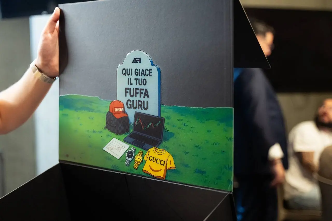 Installazione «Qui giace il tuo fuffa guru» a un evento AF