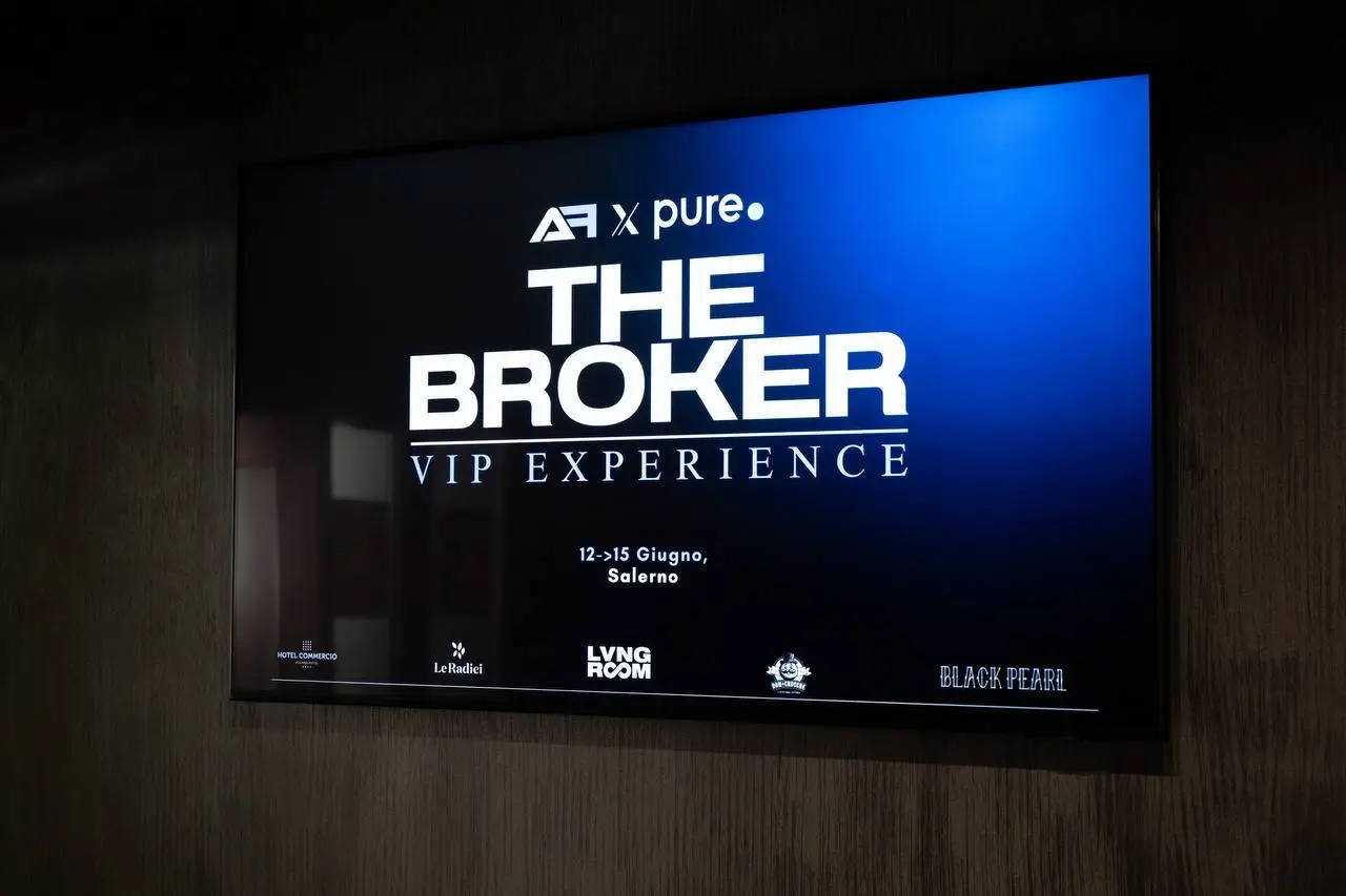 Schermo con il titolo The Broker VIP Experience, AF × Pure