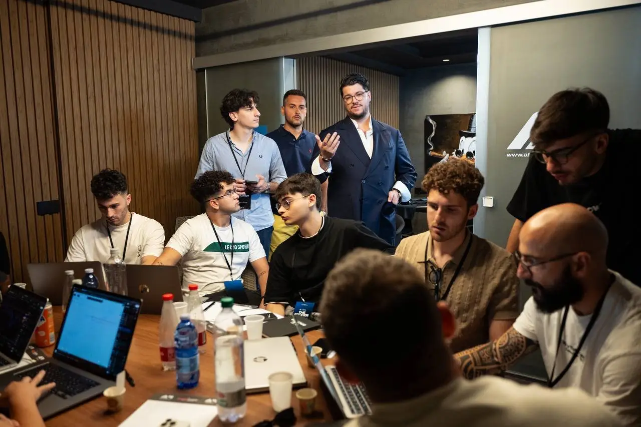 Alfonso guida un workshop davanti ai membri